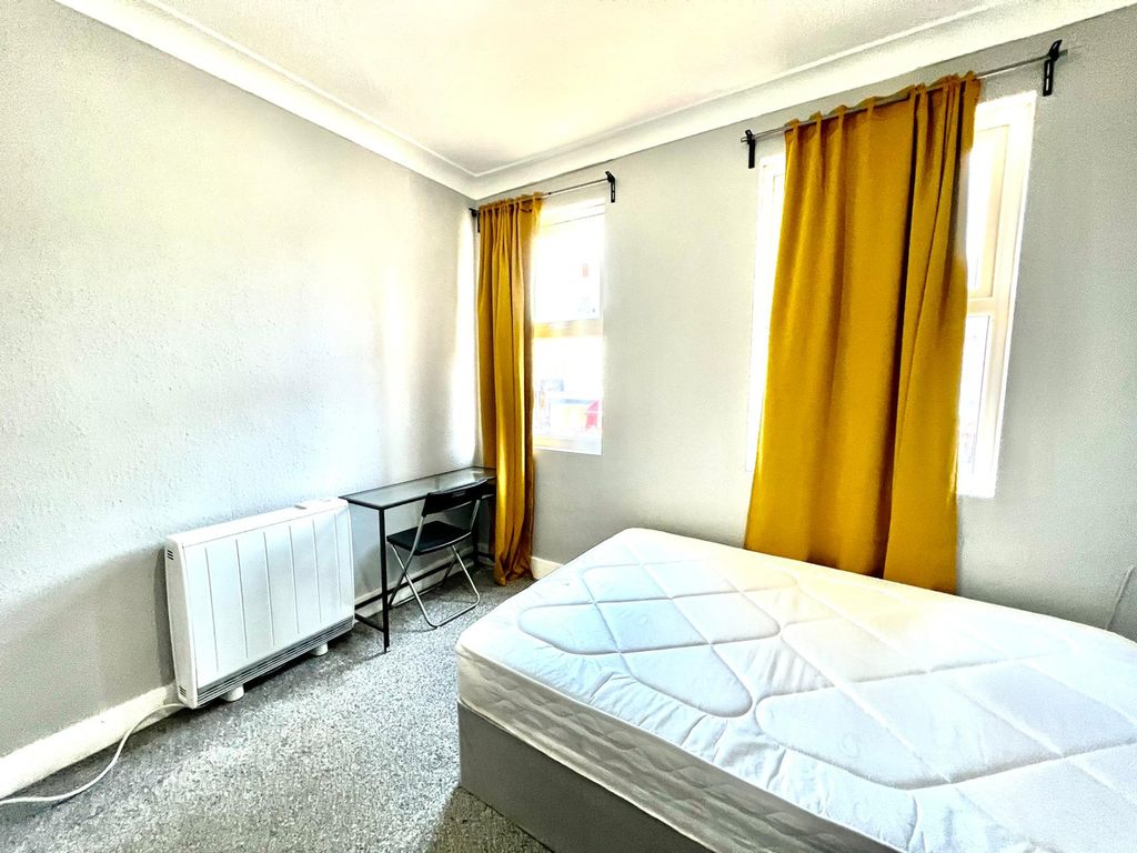 Property photo 2 of 11 Room 2- £650 Available From 01/10/2026