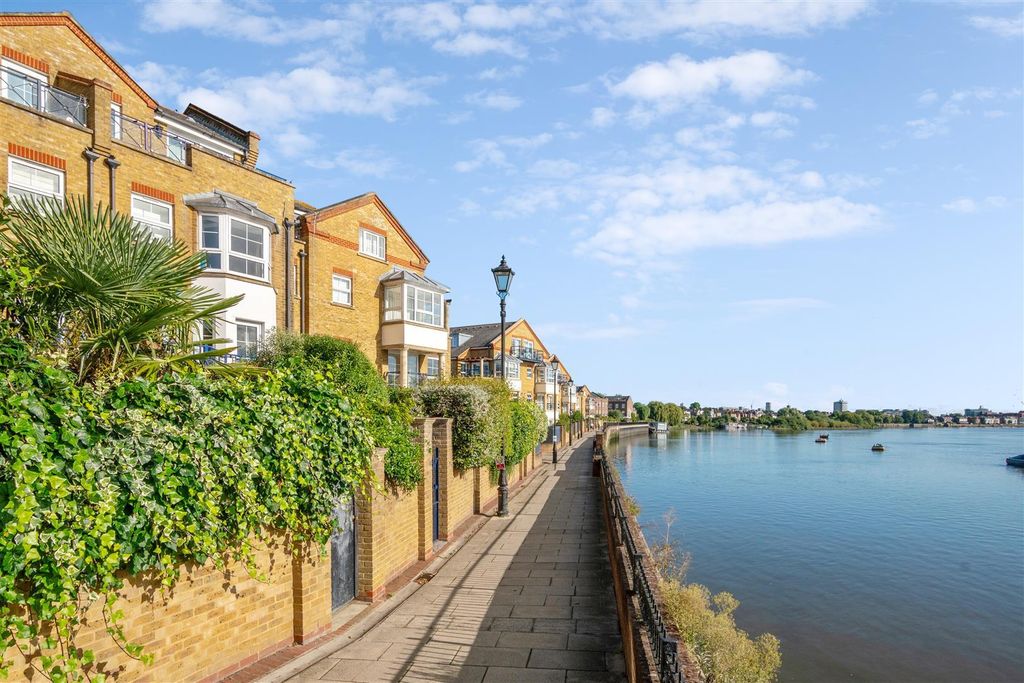 Property photo 1 of 13 Malthouse Drive, W4 - For Sale