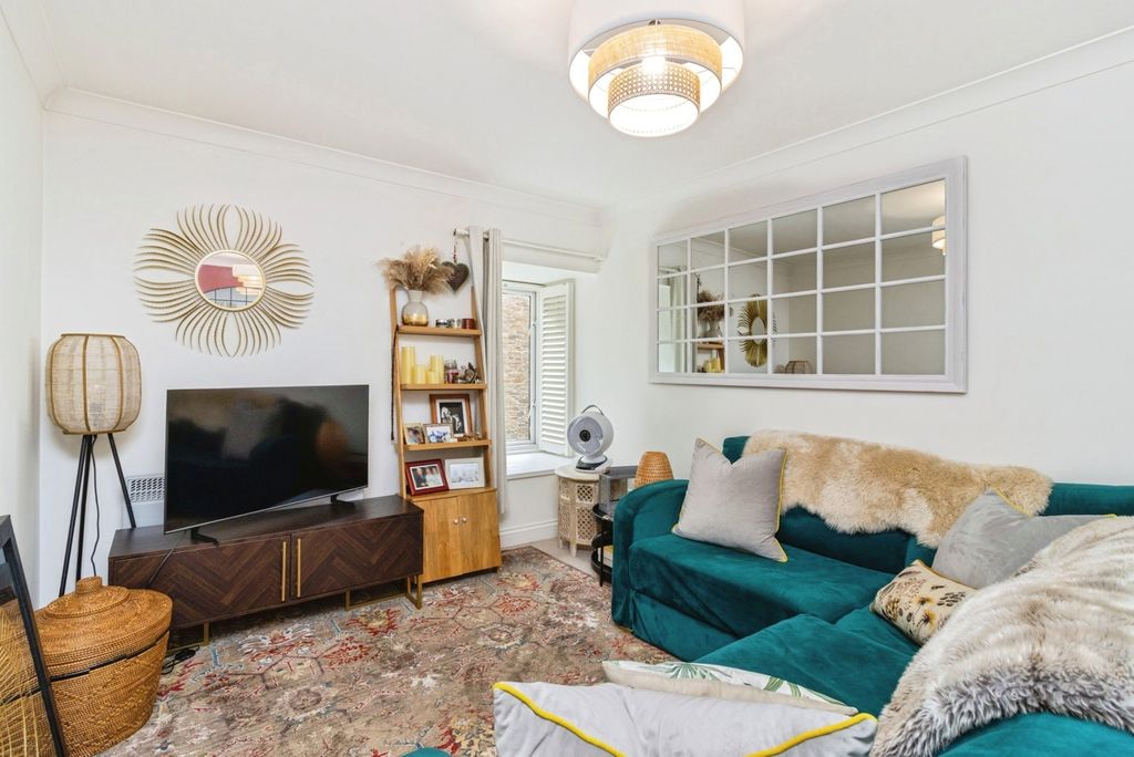 Property photo 3 of 17 Photo