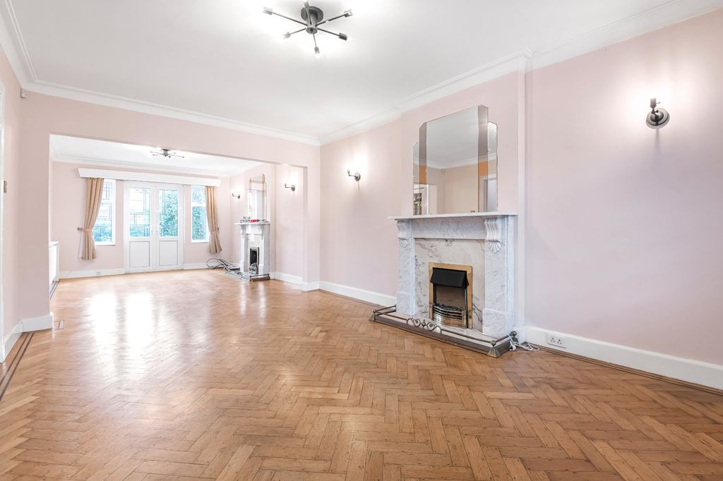 Property photo 2 of 19 Picture No. 15