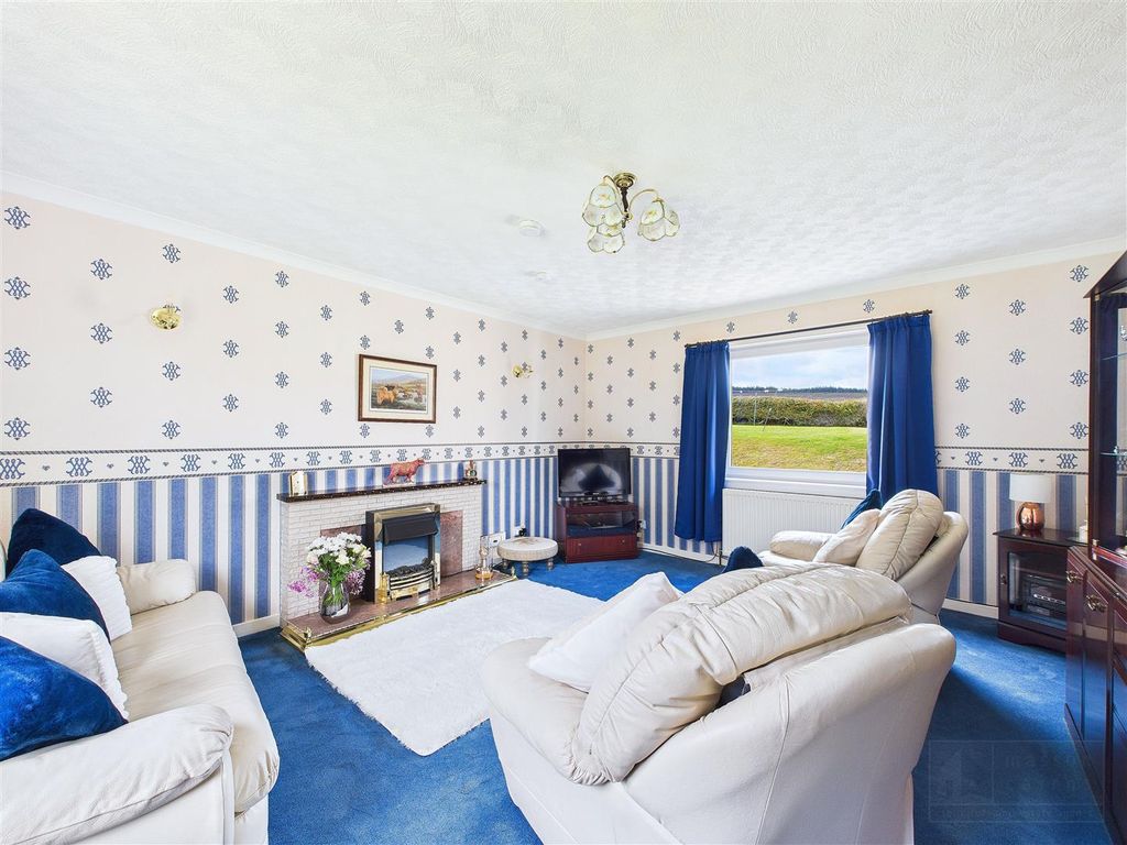 Property photo 2 of 21 Sitting Room