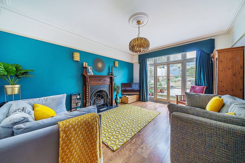 Property photo 1 of 18