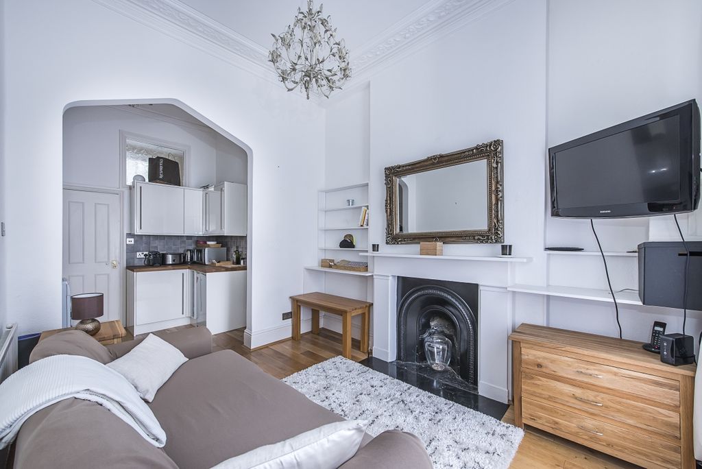 Property photo 2 of 7 Warwick-Way-002