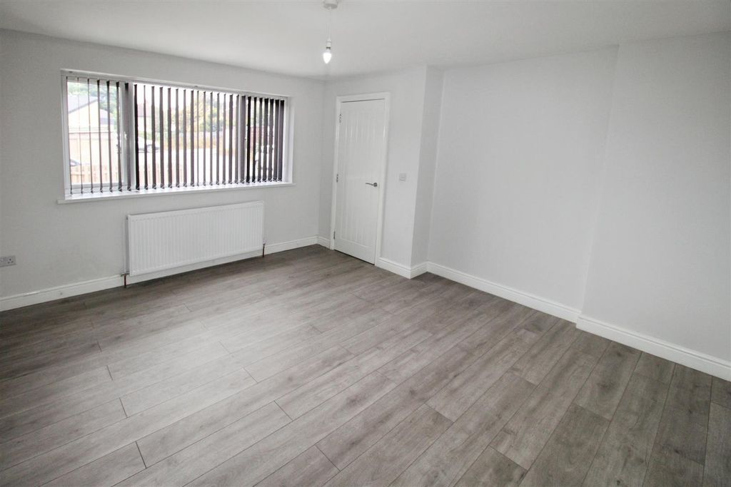 Property photo 3 of 17 Living Room