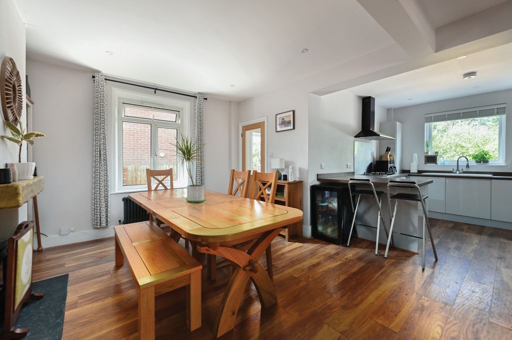 Property photo 3 of 11 11 Cambridge Road (1)