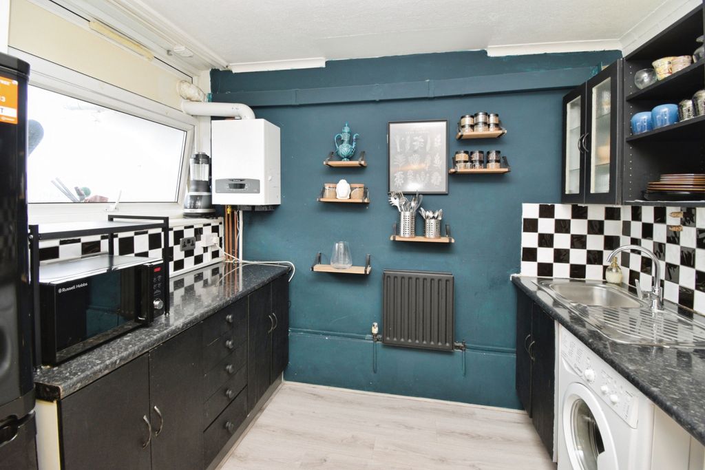 Property photo 3 of 19 Kitchen