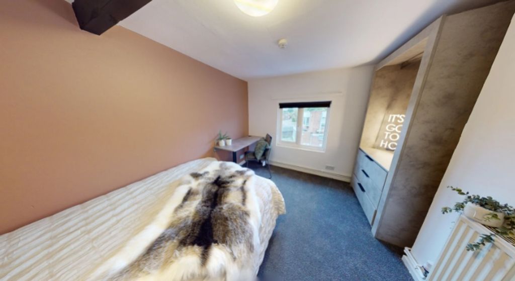Property photo 2 of 13 A Bright And Inviting Double Bedroom Featuring A S...