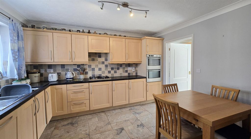 Property photo 2 of 22 Kitchen/Diner