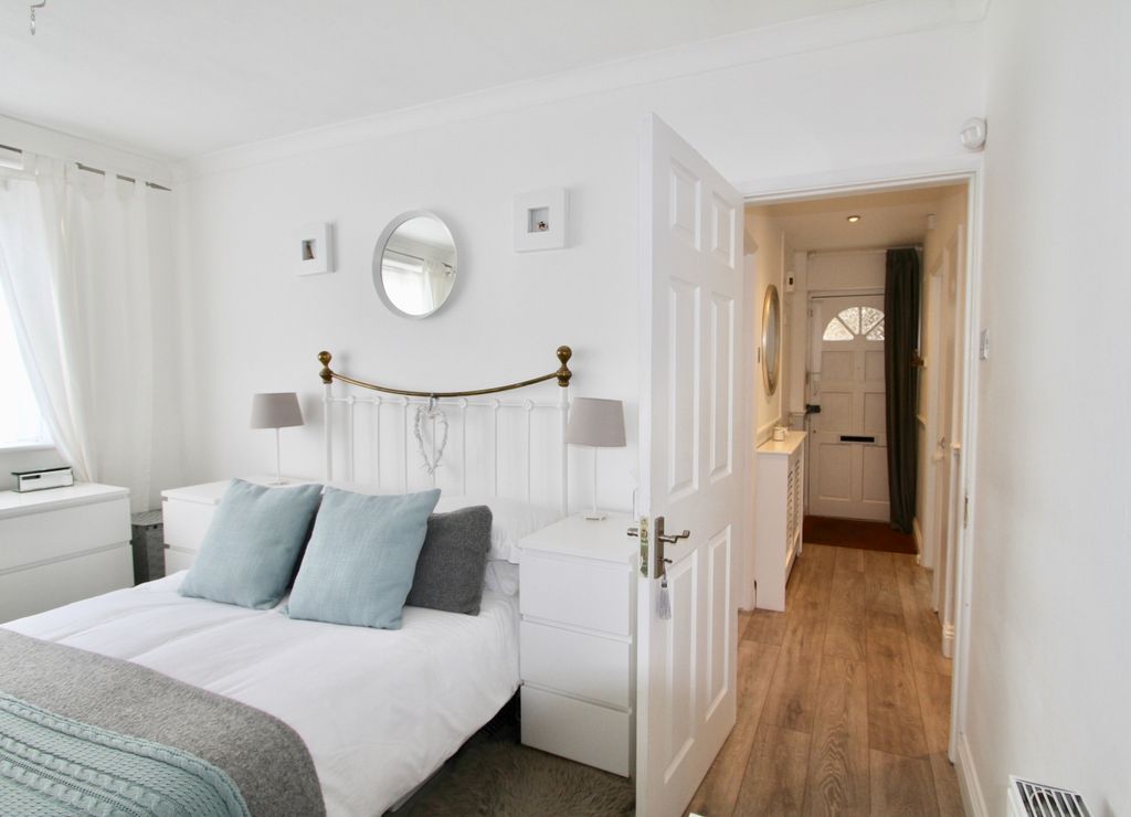 Property photo 3 of 10 Bedroom