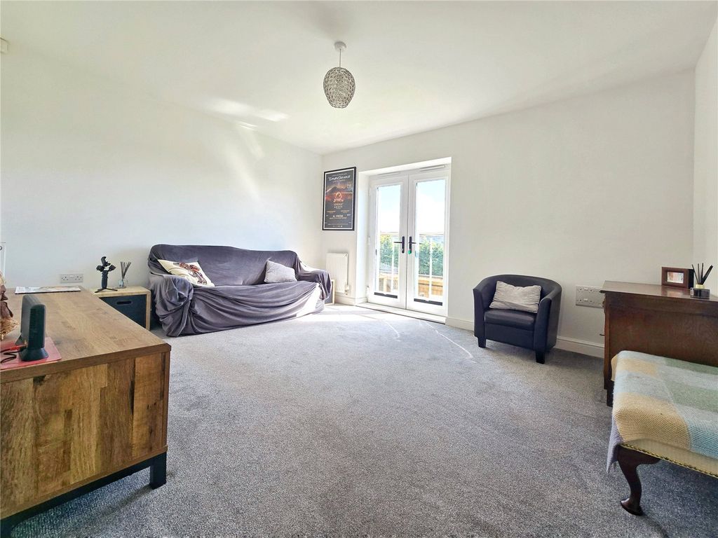 Property photo 3 of 28 Lounge