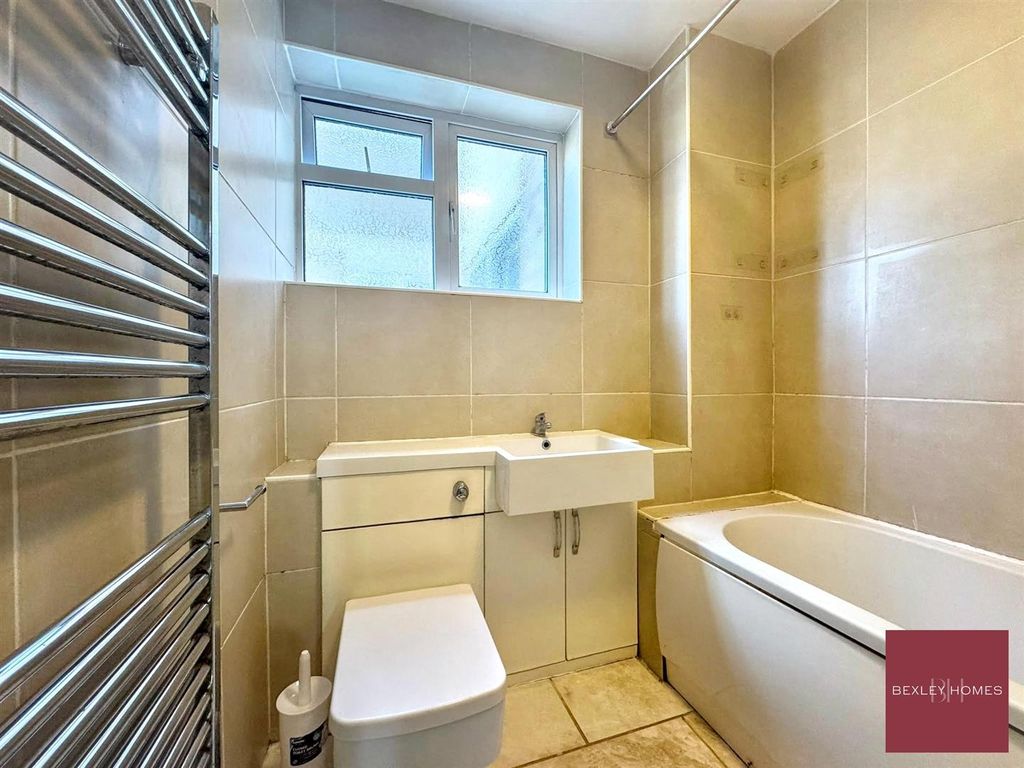 Property photo 3 of 7 Bathroom .Jpg