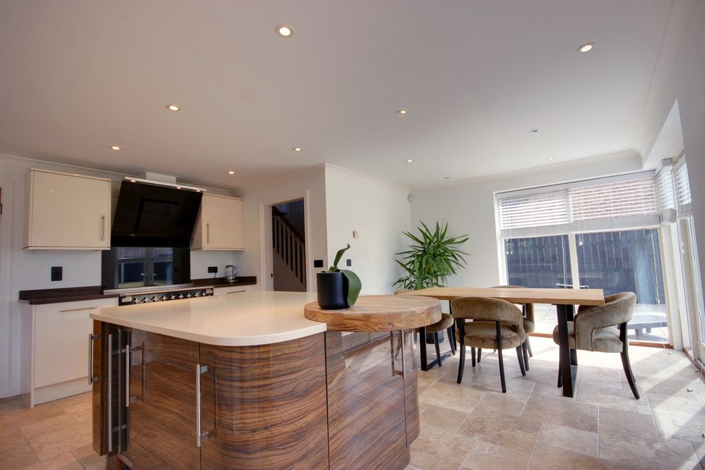 Property photo 3 of 20 1 Kit Din C