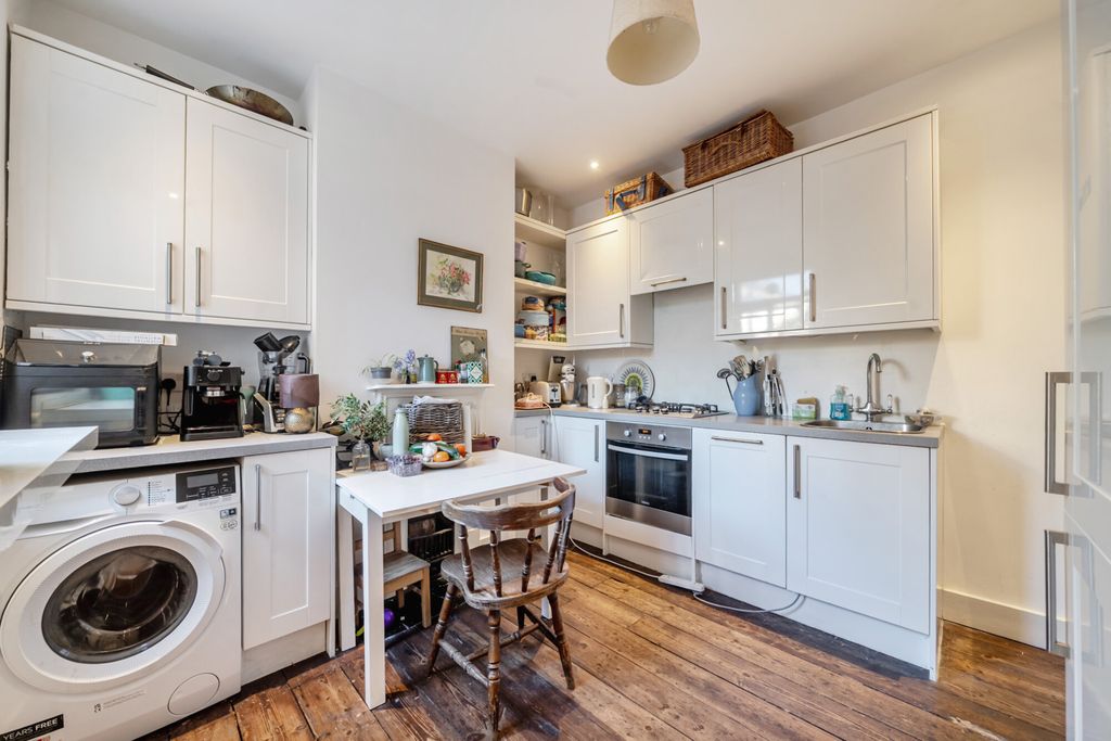 Property photo 3 of 18 Kitchen