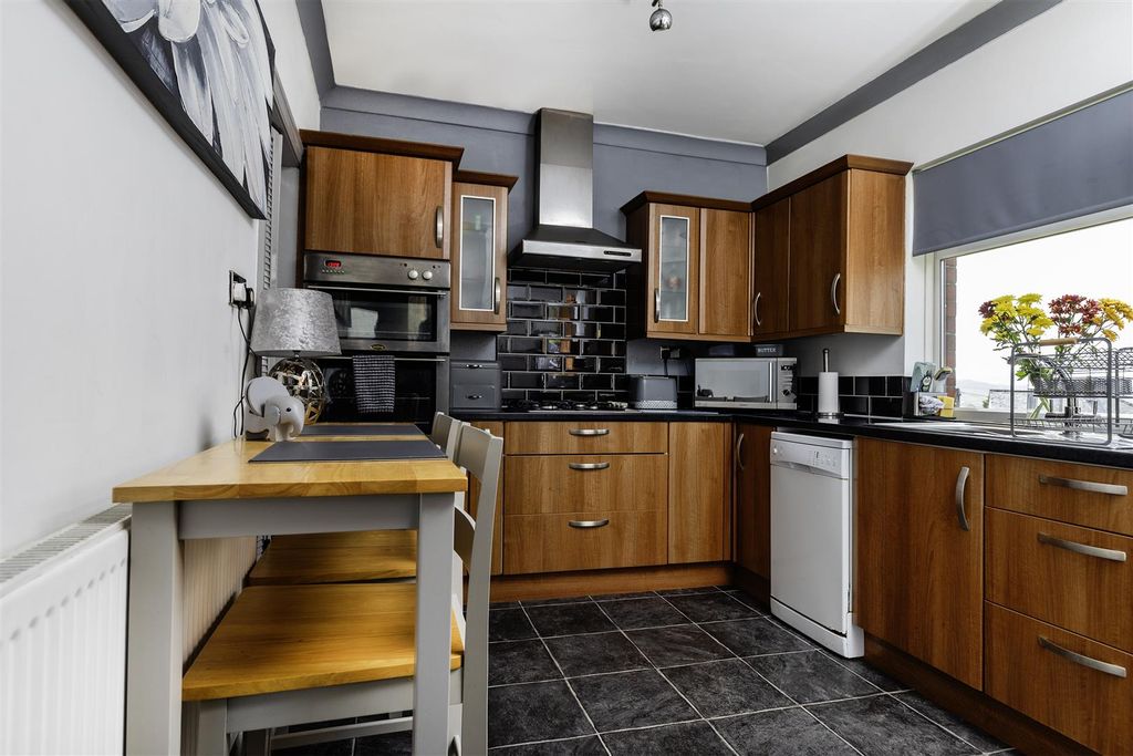 Property photo 3 of 23 Kitchen