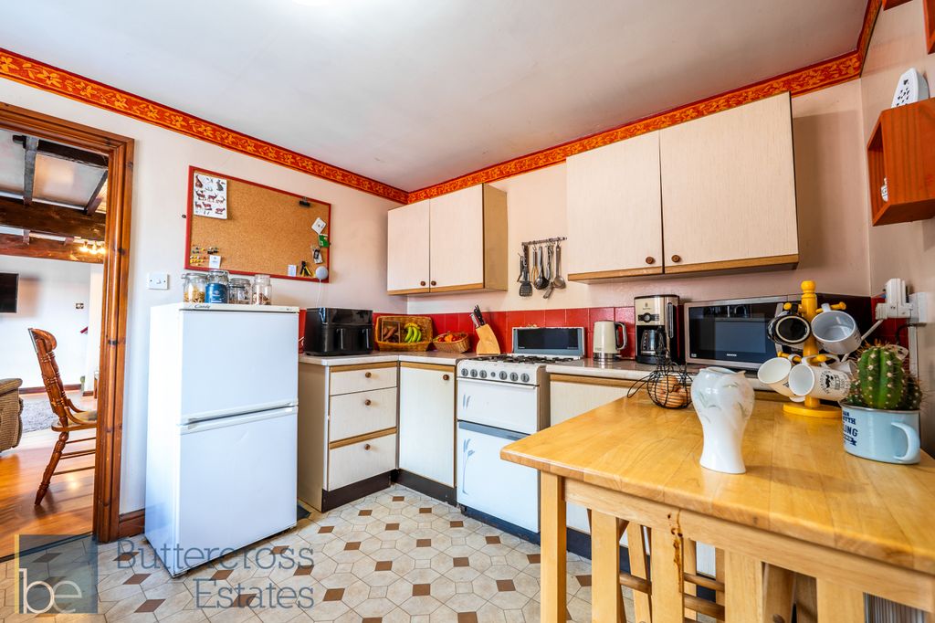 Property photo 3 of 18 Kitchen