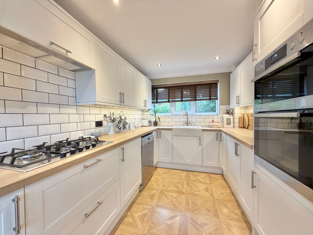 Property photo 3 of 17 Kitchen