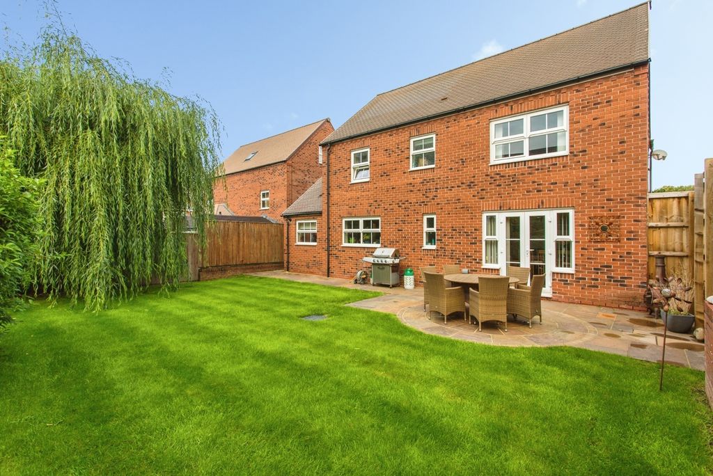 Property photo 2 of 18 Rear Garden