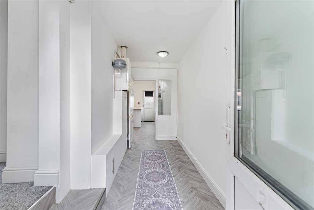 Property photo 3 of 17 Entrance Hall