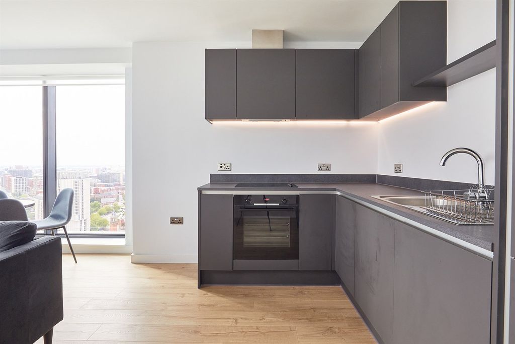 Property photo 2 of 17 (Main)