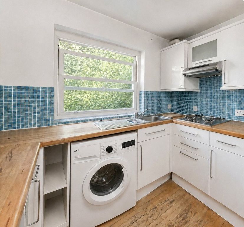 Property photo 3 of 10 Kitchen