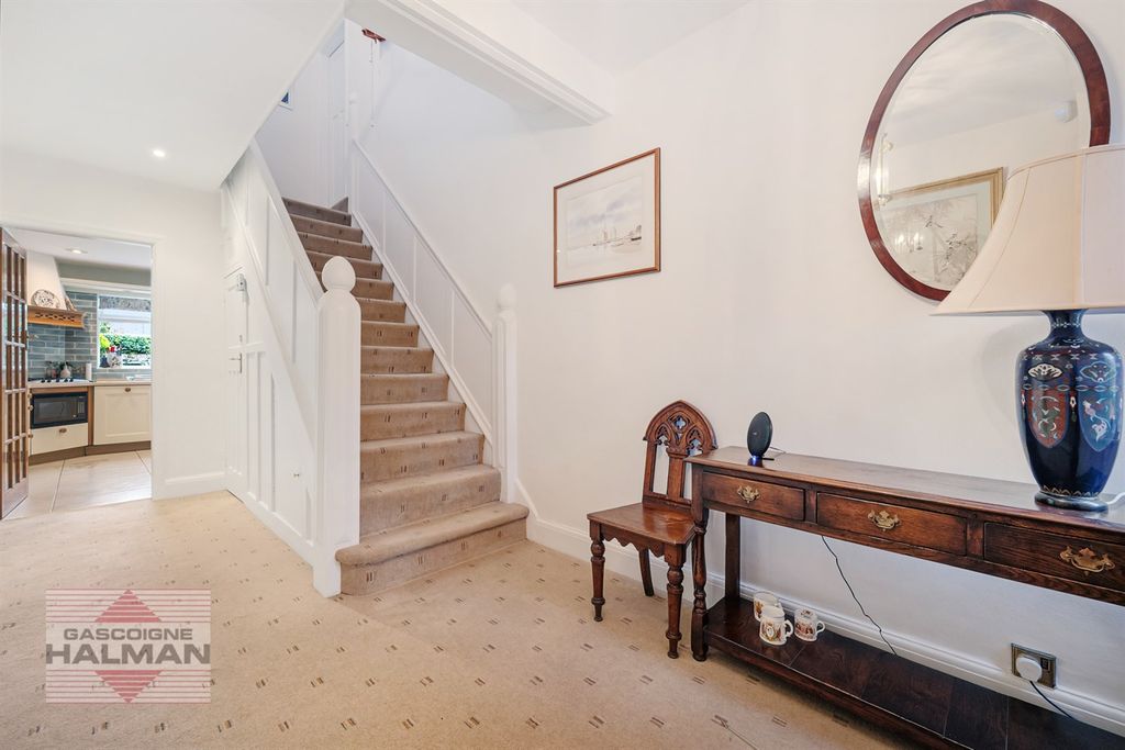 Property photo 2 of 22 Entrance Hallway