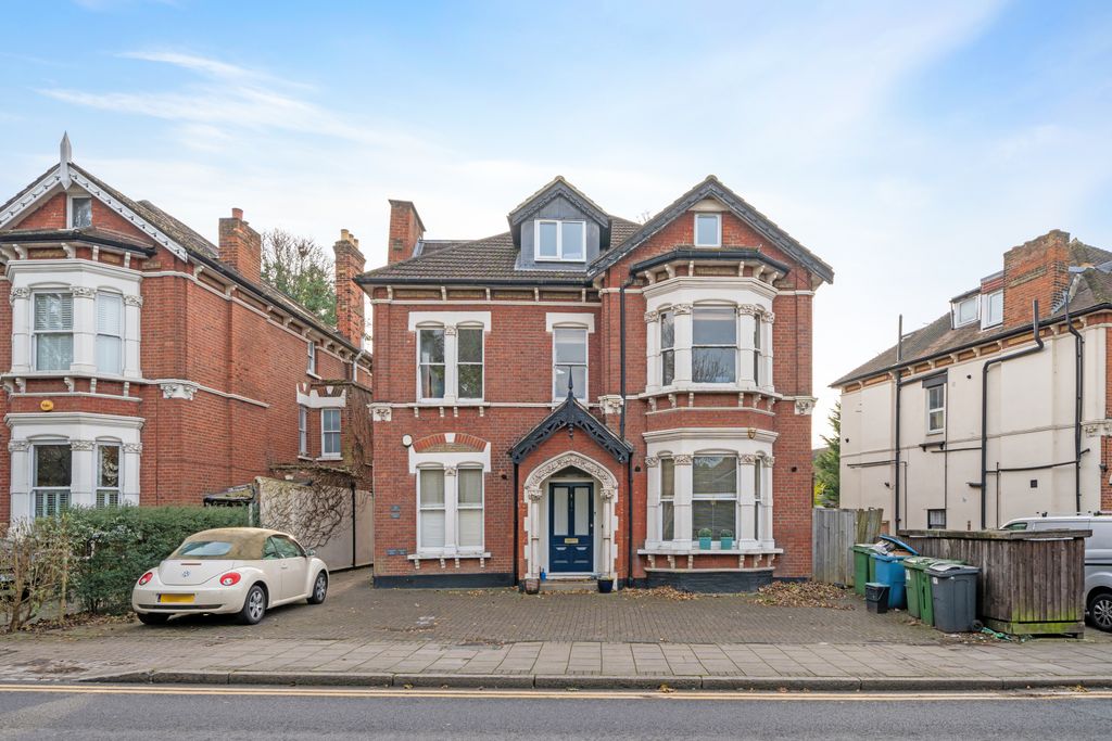 Property photo 1 of 11 13-0De881710 - Mcb - Ns - Flat 5 , 38 Bromley Rd,