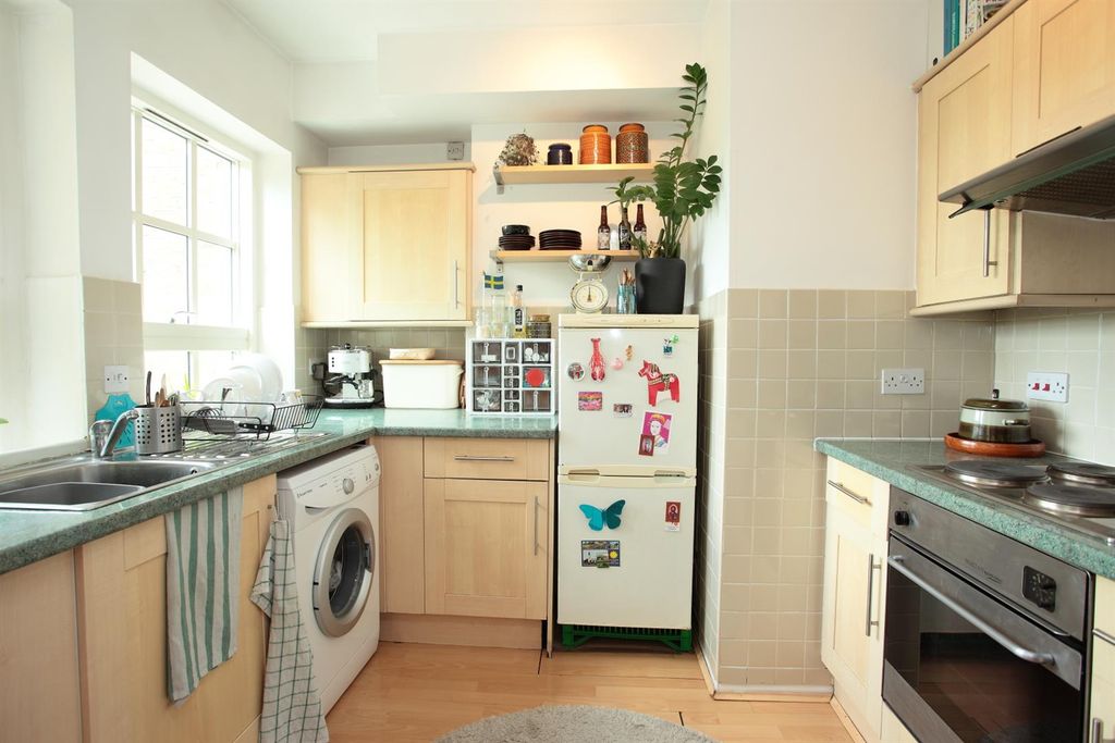 Property photo 3 of 6 Kitchen