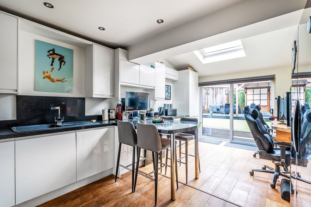 Property photo 2 of 20