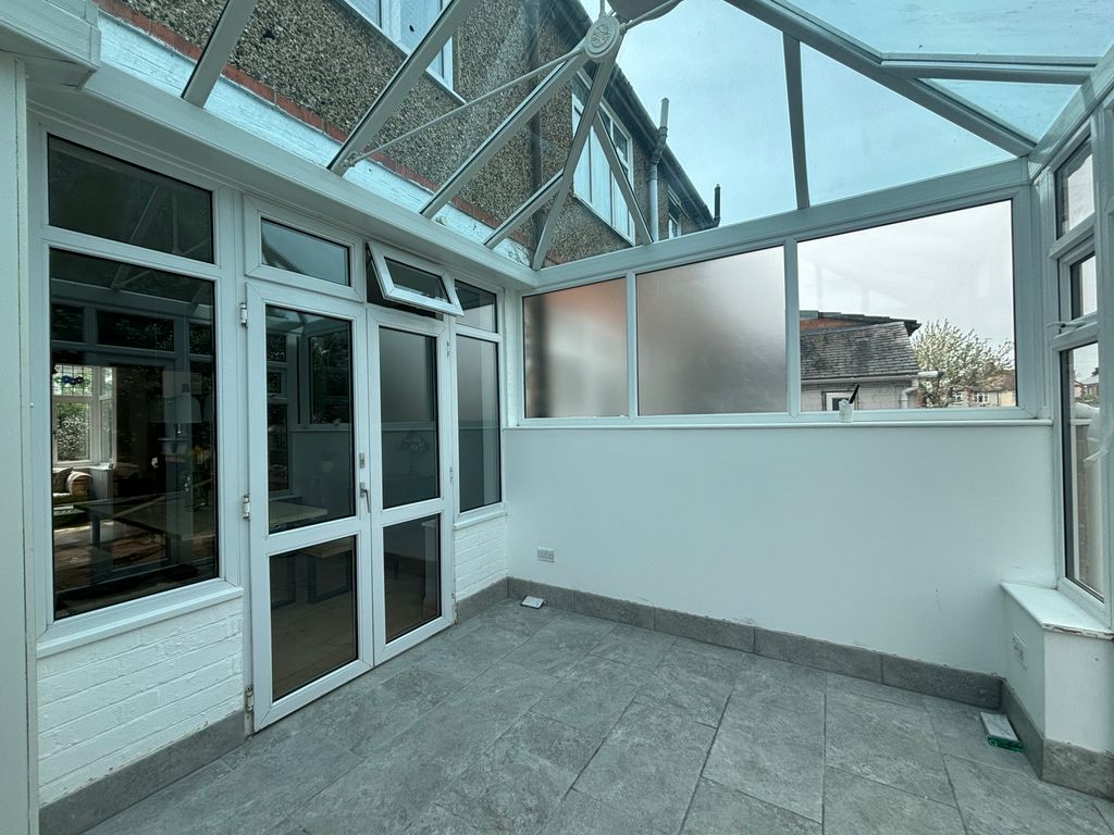 Property photo 2 of 11 Conservatory