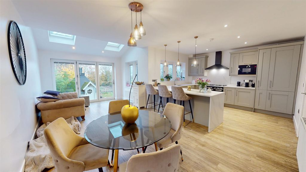 Property photo 2 of 28 Dining Kitchen