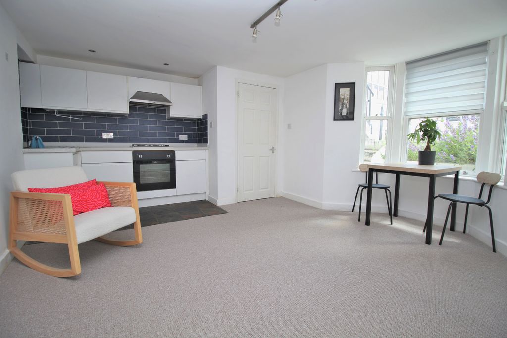 Property photo 3 of 11 4