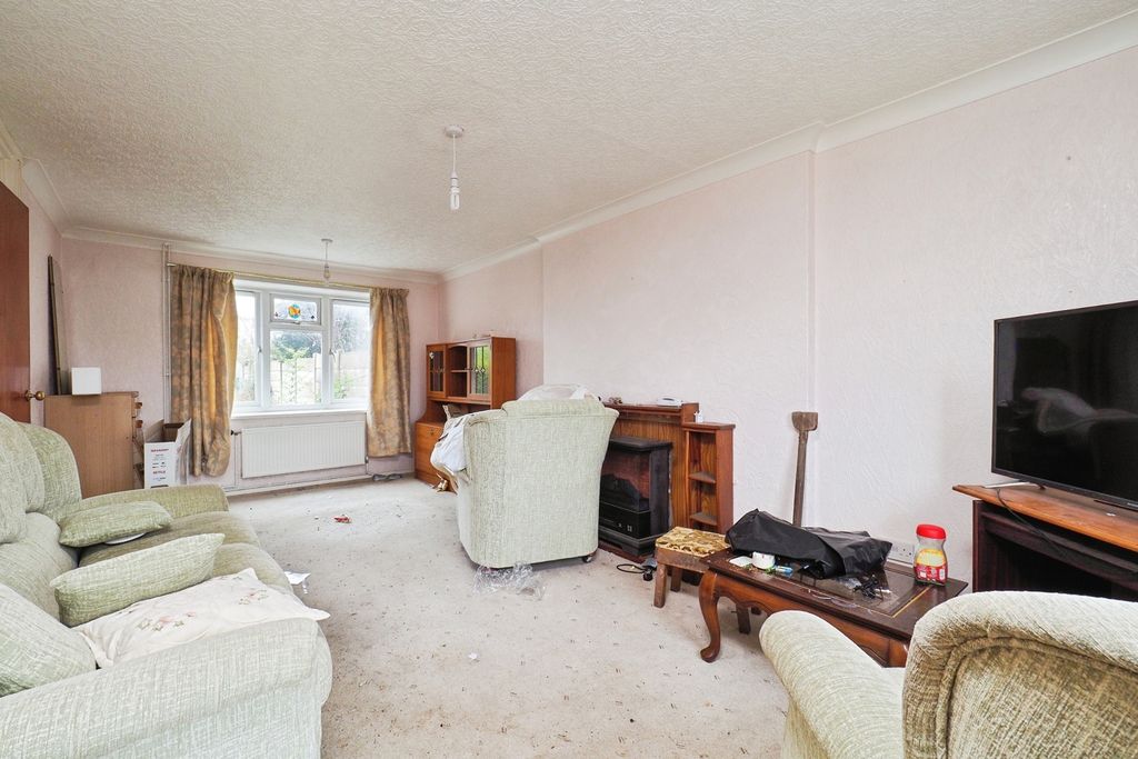 Property photo 3 of 13 Lounge