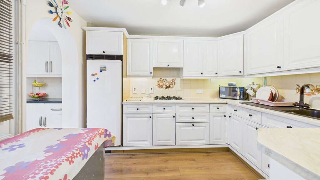 Property photo 2 of 15 Cam04968G0-Pr0071-Still005