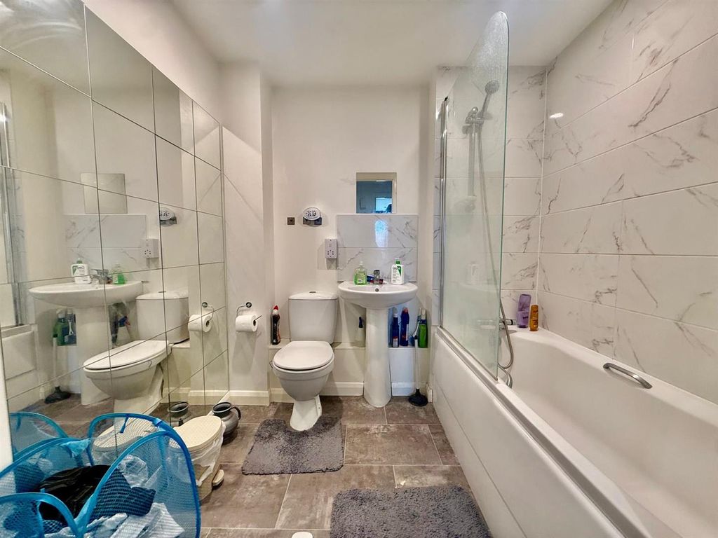 Property photo 2 of 9 En-Suite Bathroom