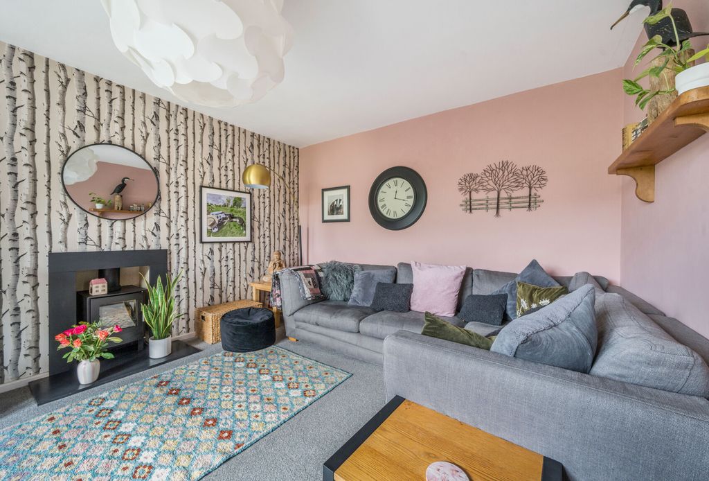 Property photo 2 of 18 1327722-18-687F9c...