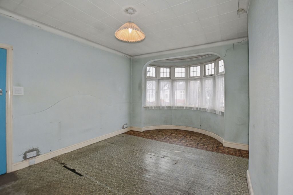 Property photo 3 of 14 2 Dobell Road, Eltham, London Se9 1He