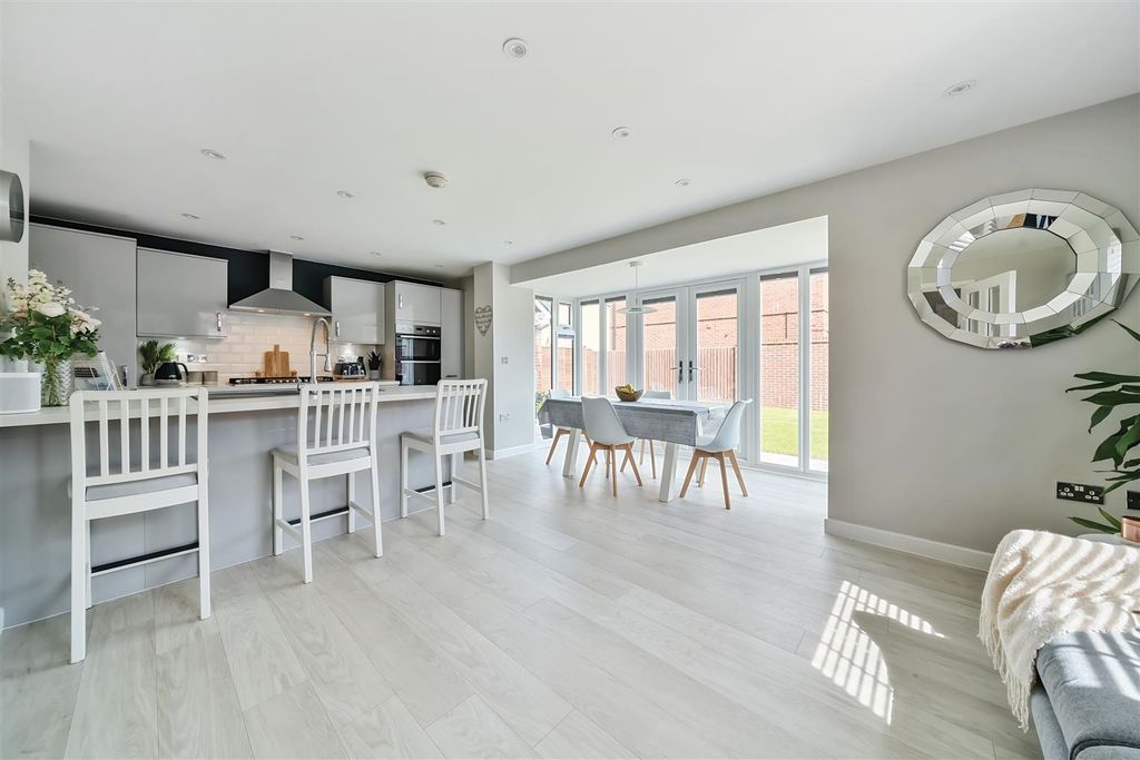 4 bed detached house for saleNash Meadow, Devizes SN10 photo 2