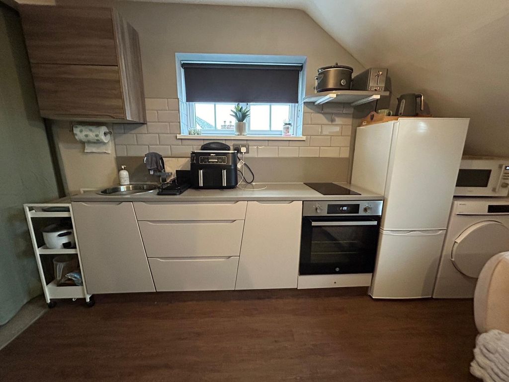 Property photo 3 of 8 Kitchen