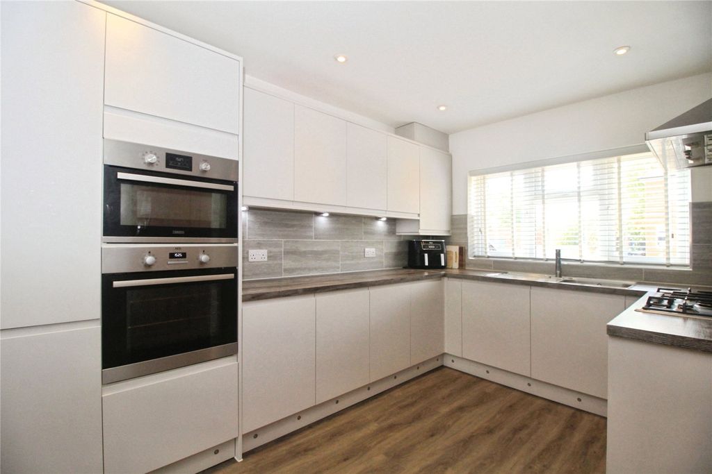 Property photo 2 of 16 Living Kitchen