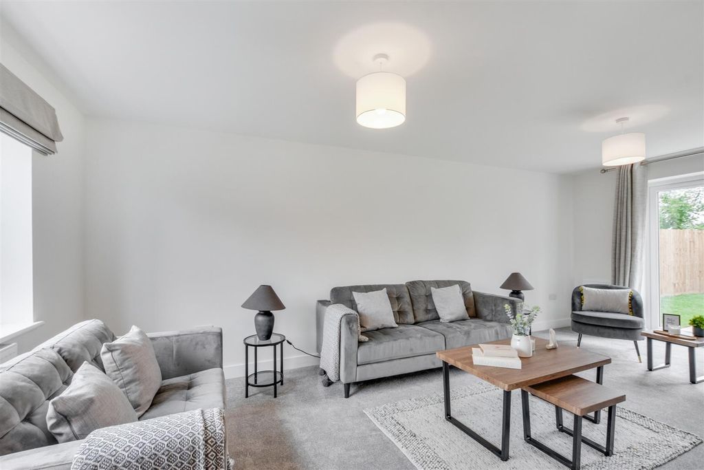 Property photo 2 of 32 Through Lounge