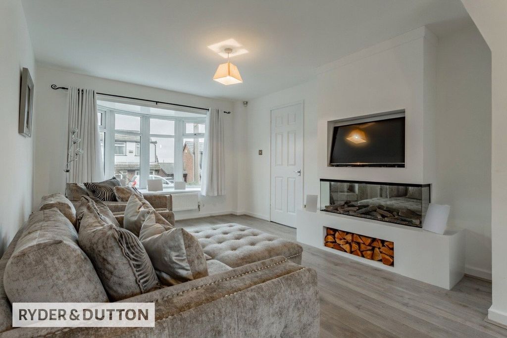 Property photo 2 of 16 Lounge