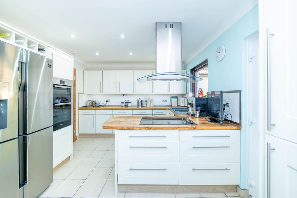 Property photo 3 of 44