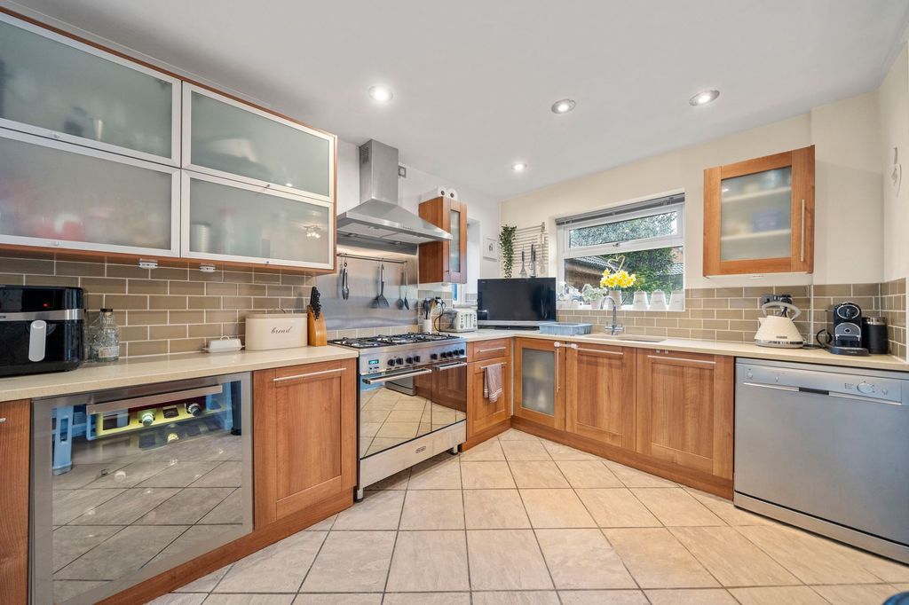 Property photo 3 of 27