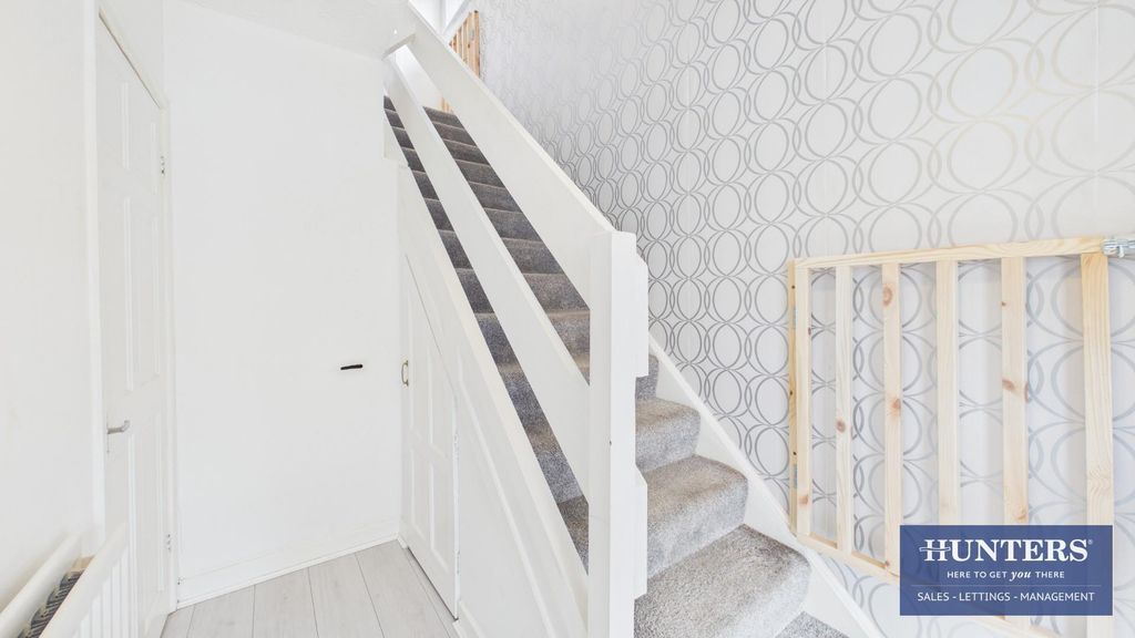 Property photo 2 of 17 Hallway