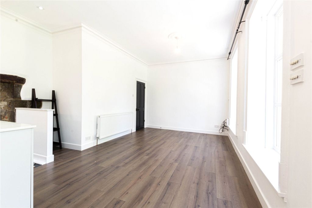 Property photo 3 of 21 Living Room