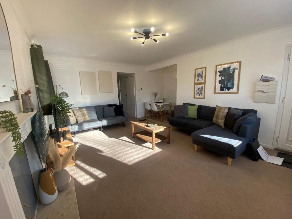 Property photo 3 of 11 Lounge