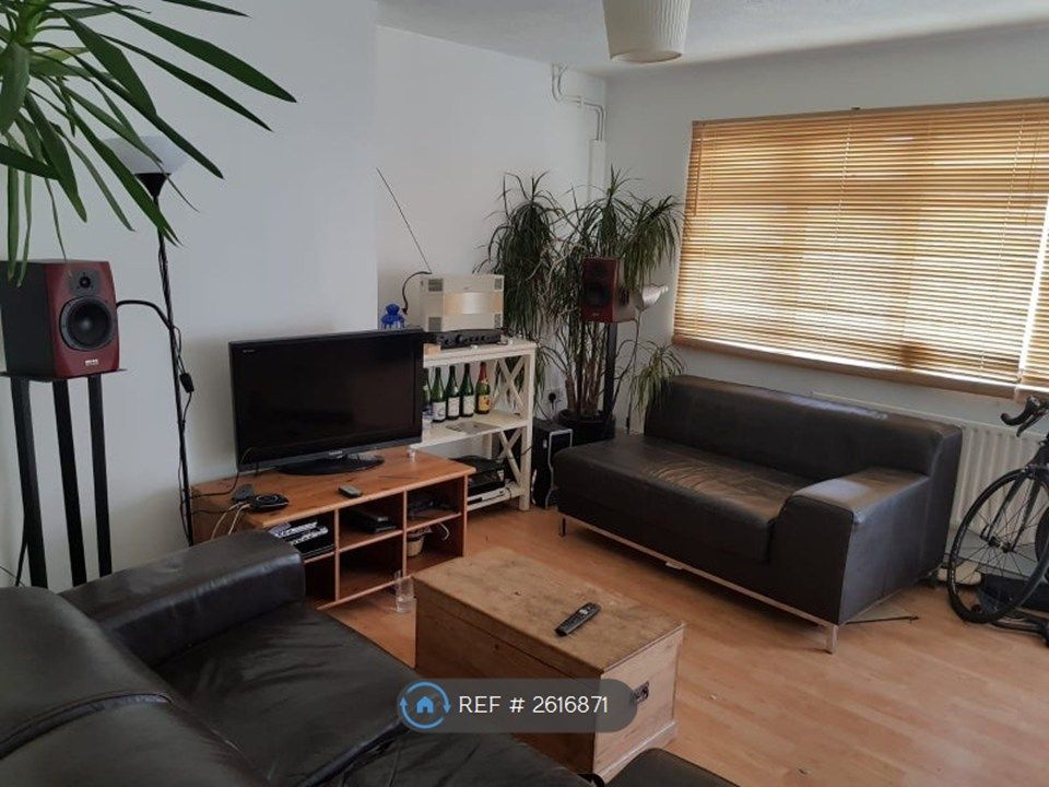 Property photo 1 of 10 Living Room
