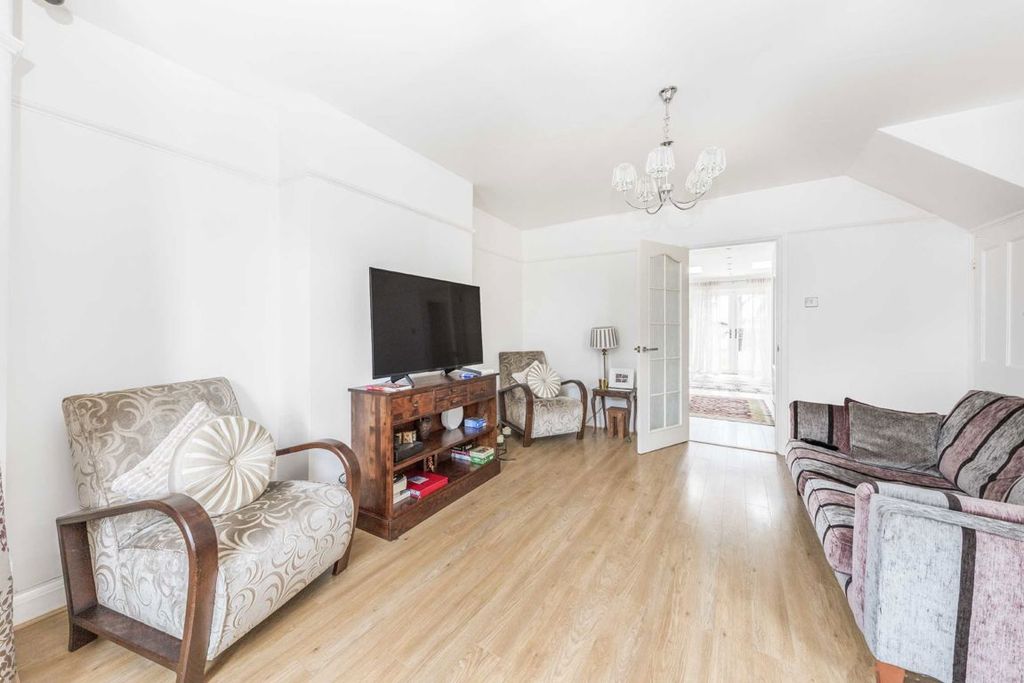 Property photo 2 of 8