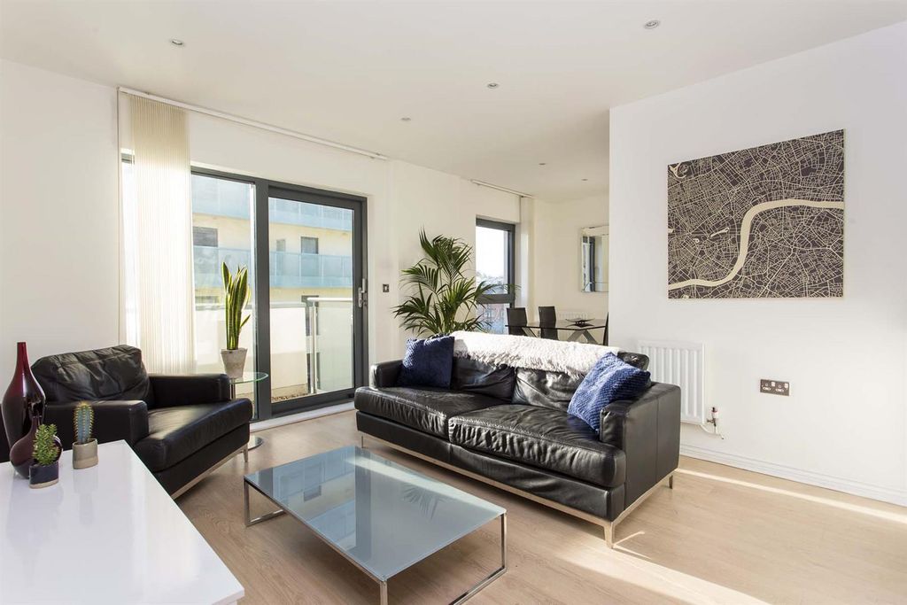 Property photo 1 of 14 Lounge 2