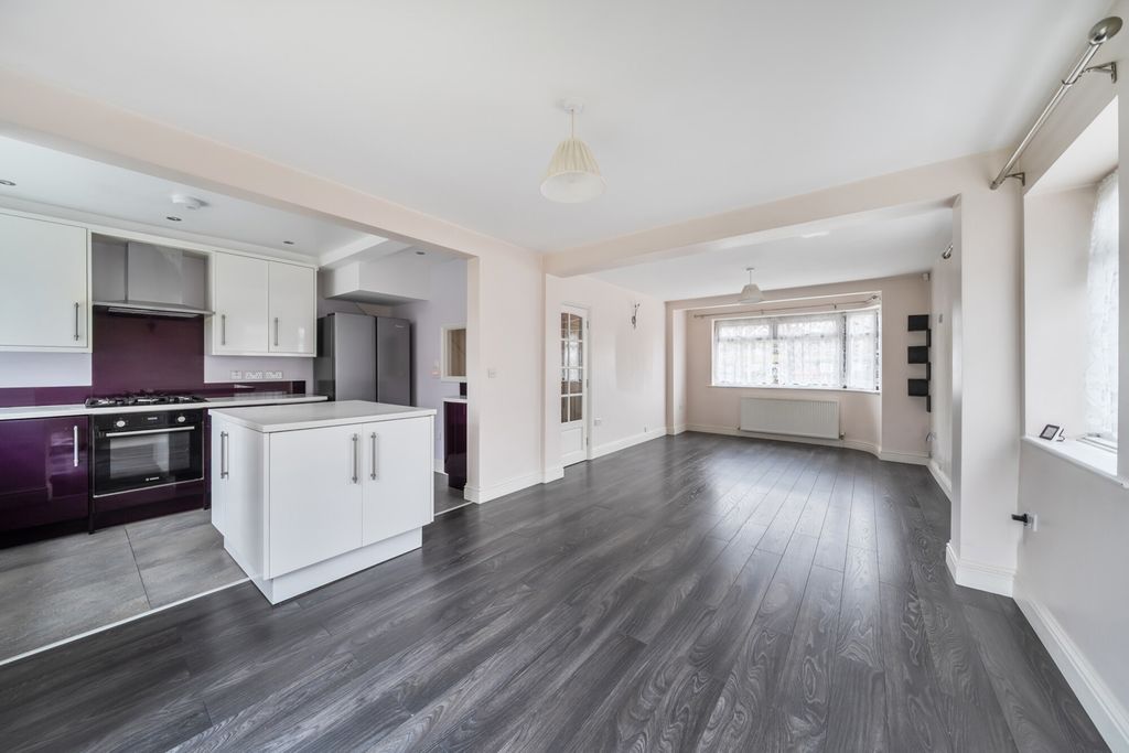 Property photo 2 of 20 1400958-3-696E046...